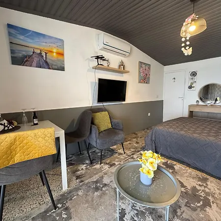 Mackenzie By The Sea Ground Floor Apartment Larnaca